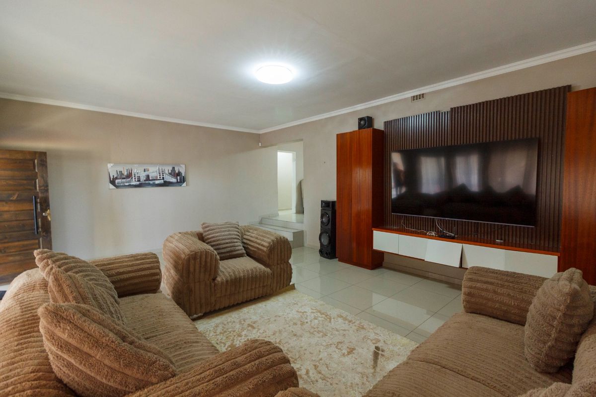 Welcoming Family Home with Beautiful Patio at 21 Jan van Rooyen Street, Mindalore - Photo 4