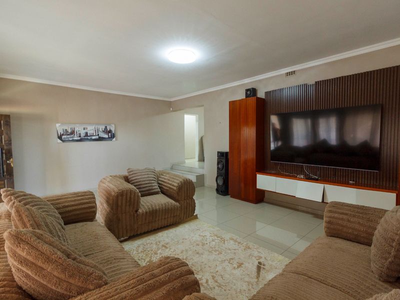 Welcoming Family Home with Beautiful Patio at 21 Jan van Rooyen Street, Mindalore - Photo 4