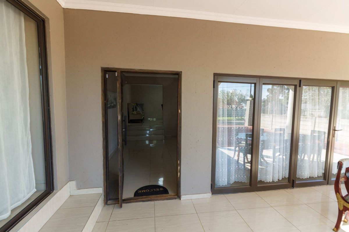 Welcoming Family Home with Beautiful Patio at 21 Jan van Rooyen Street, Mindalore - Photo 2