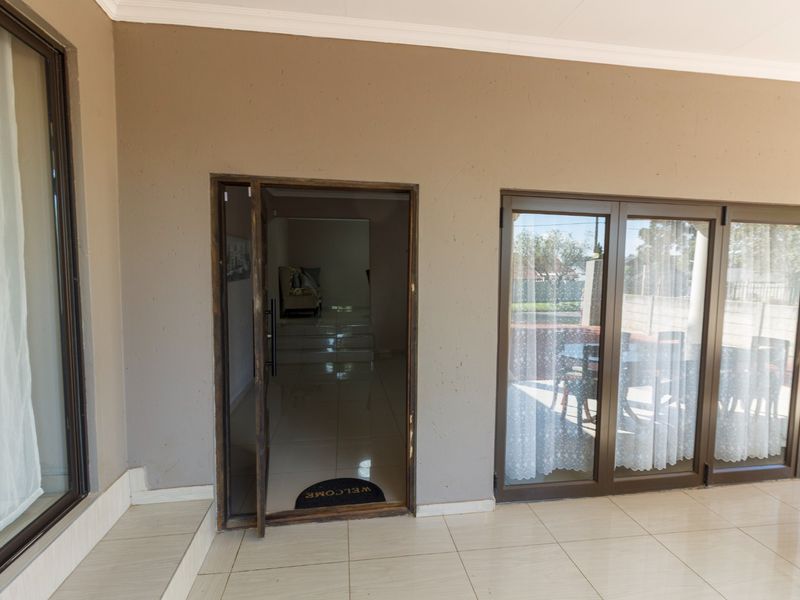 Welcoming Family Home with Beautiful Patio at 21 Jan van Rooyen Street, Mindalore - Photo 2