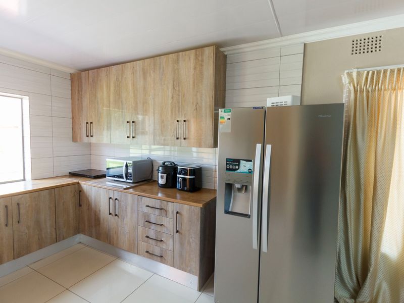 Welcoming Family Home with Beautiful Patio at 21 Jan van Rooyen Street, Mindalore - Photo 7