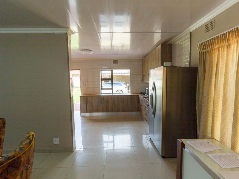 Welcoming Family Home with Beautiful Patio at 21 Jan van Rooyen Street, Mindalore - Photo 8