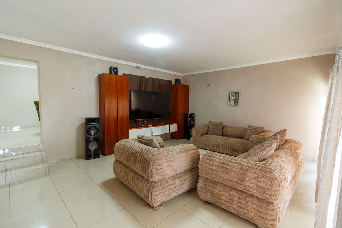 Welcoming Family Home with Beautiful Patio at 21 Jan van Rooyen Street, Mindalore - Photo 3