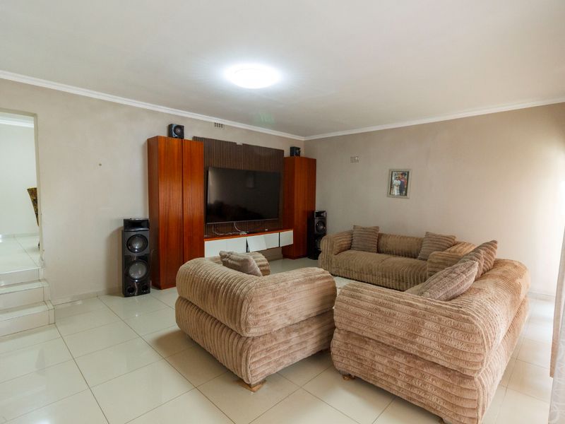 Welcoming Family Home with Beautiful Patio at 21 Jan van Rooyen Street, Mindalore - Photo 3