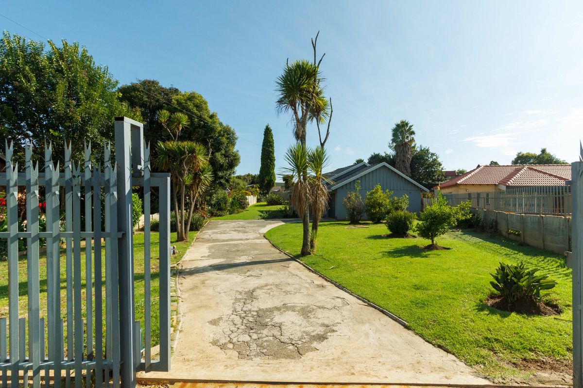 Spacious 4-Bedroom Home with Pool Potential at 30 Van Zyl Ham Avenue, Mindalore - Photo 2