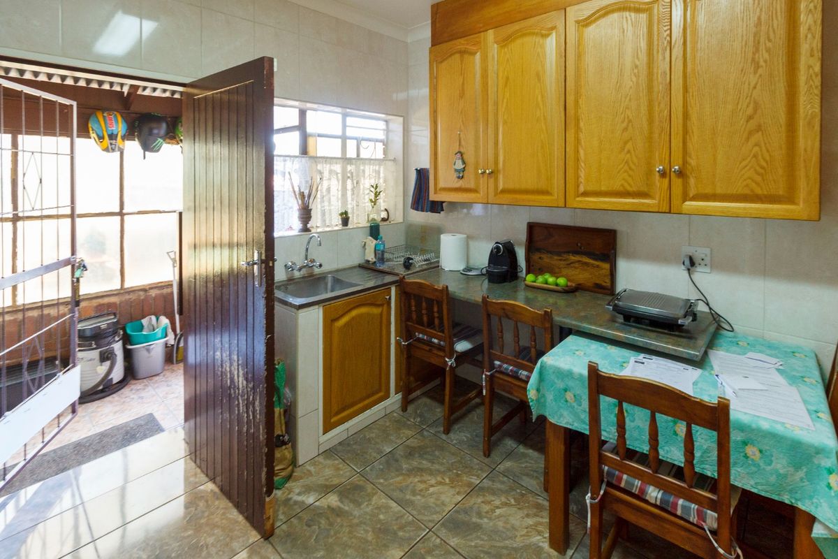 Charming Golden Oldie with Pool & Entertainment Area at 15 Gregor Street, Mindalore - Photo 4