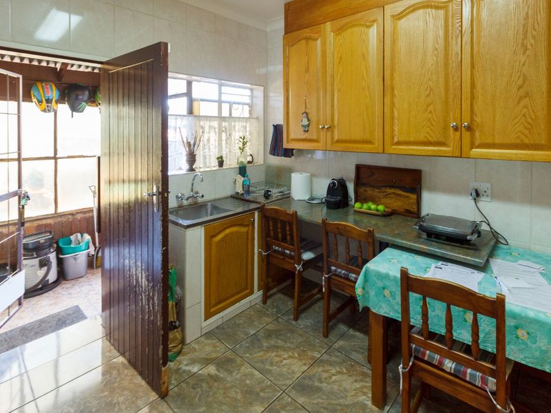 Charming Golden Oldie with Pool & Entertainment Area at 15 Gregor Street, Mindalore - Photo 4