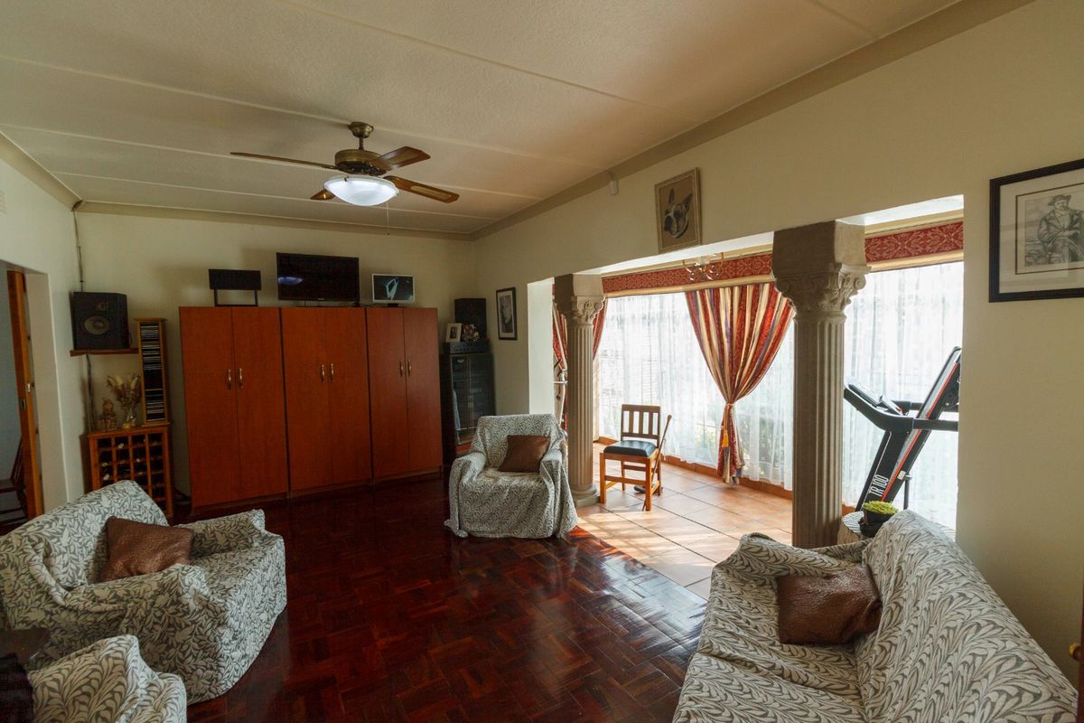 Charming Golden Oldie with Pool & Entertainment Area at 15 Gregor Street, Mindalore - Photo 3