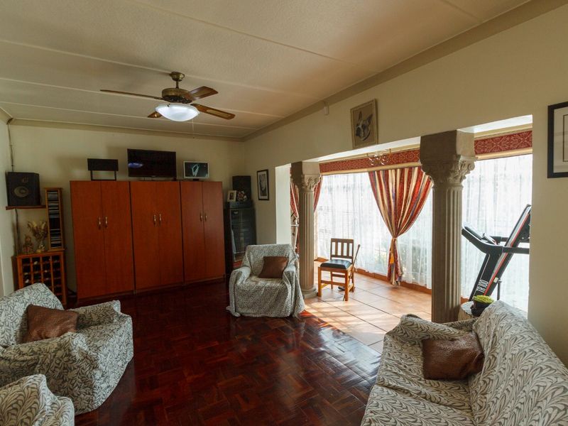 Charming Golden Oldie with Pool & Entertainment Area at 15 Gregor Street, Mindalore - Photo 3