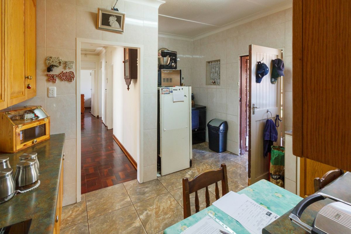 Charming Golden Oldie with Pool & Entertainment Area at 15 Gregor Street, Mindalore - Photo 5