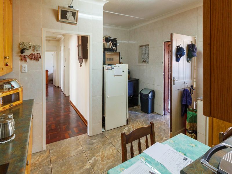 Charming Golden Oldie with Pool & Entertainment Area at 15 Gregor Street, Mindalore - Photo 5