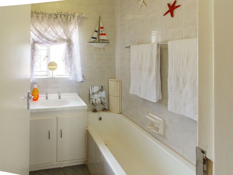 Charming Golden Oldie with Pool & Entertainment Area at 15 Gregor Street, Mindalore - Photo 10