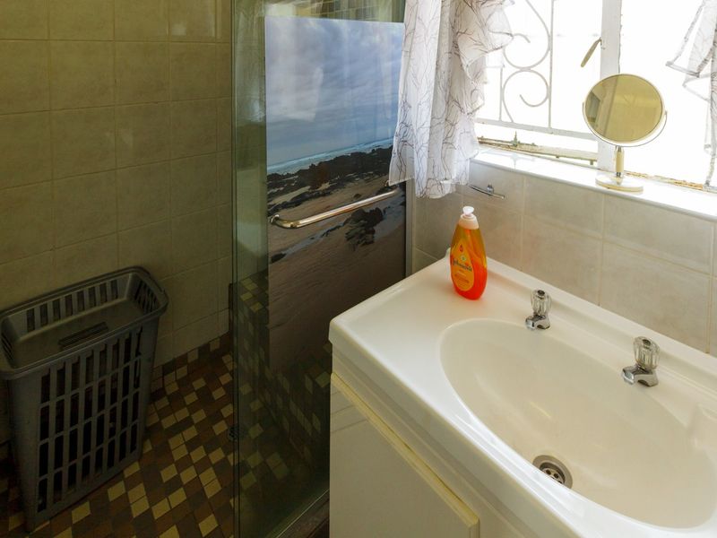 Charming Golden Oldie with Pool & Entertainment Area at 15 Gregor Street, Mindalore - Photo 9