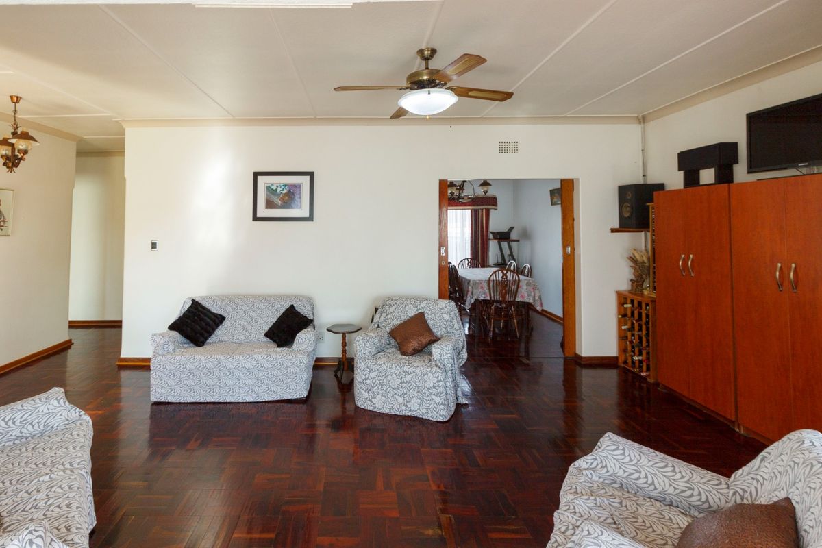 Charming Golden Oldie with Pool & Entertainment Area at 15 Gregor Street, Mindalore - Photo 2