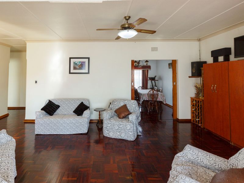 Charming Golden Oldie with Pool & Entertainment Area at 15 Gregor Street, Mindalore - Photo 2