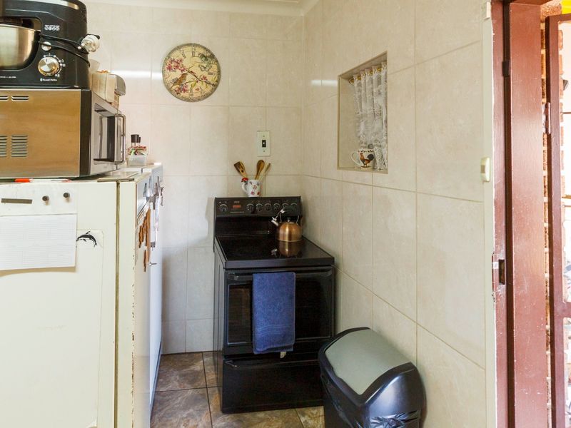 Charming Golden Oldie with Pool & Entertainment Area at 15 Gregor Street, Mindalore - Photo 6