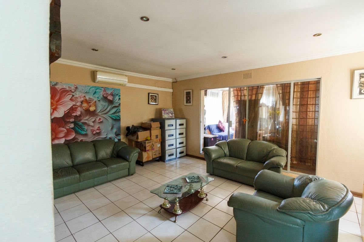 Spacious Corner Family Home with Flatlet at 5 Valley Road, Mindalore - Photo 4