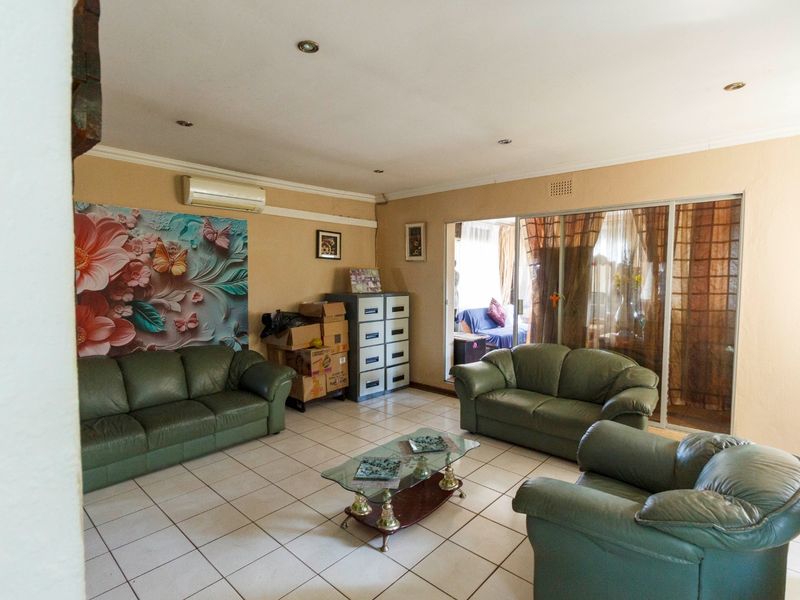 Spacious Corner Family Home with Flatlet at 5 Valley Road, Mindalore - Photo 4