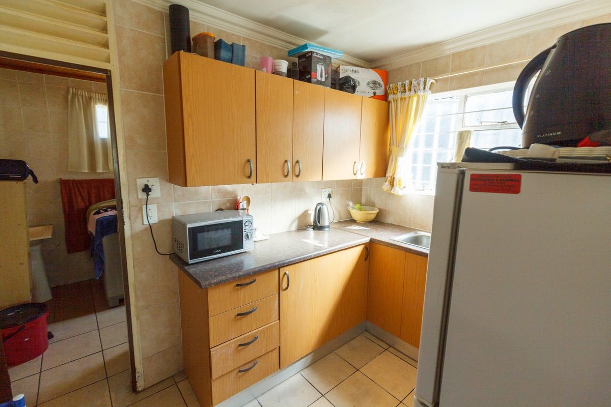 Spacious Corner Family Home with Flatlet at 5 Valley Road, Mindalore - Photo 5
