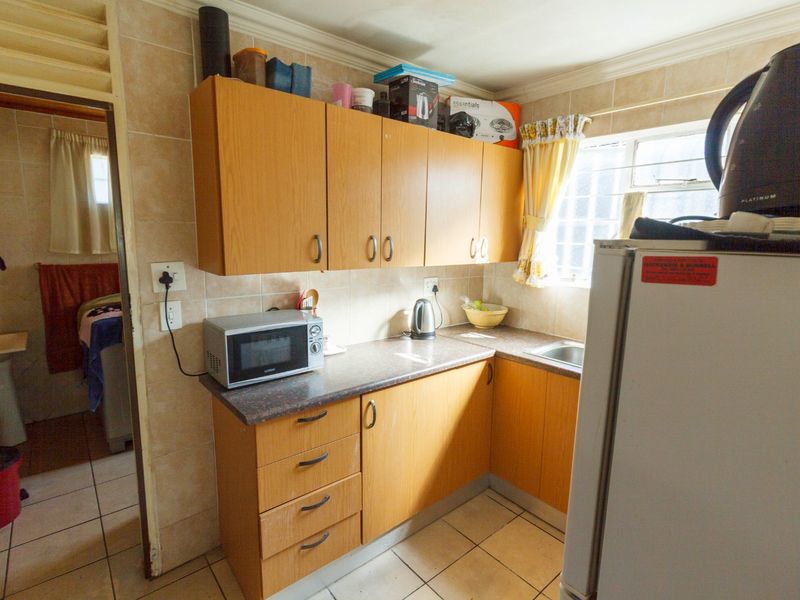 Spacious Corner Family Home with Flatlet at 5 Valley Road, Mindalore - Photo 5