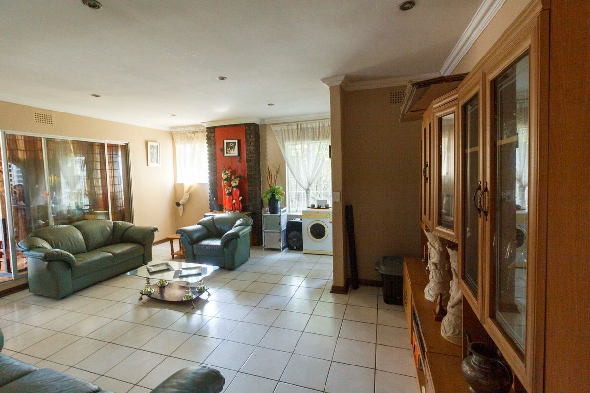 Spacious Corner Family Home with Flatlet at 5 Valley Road, Mindalore - Photo 2