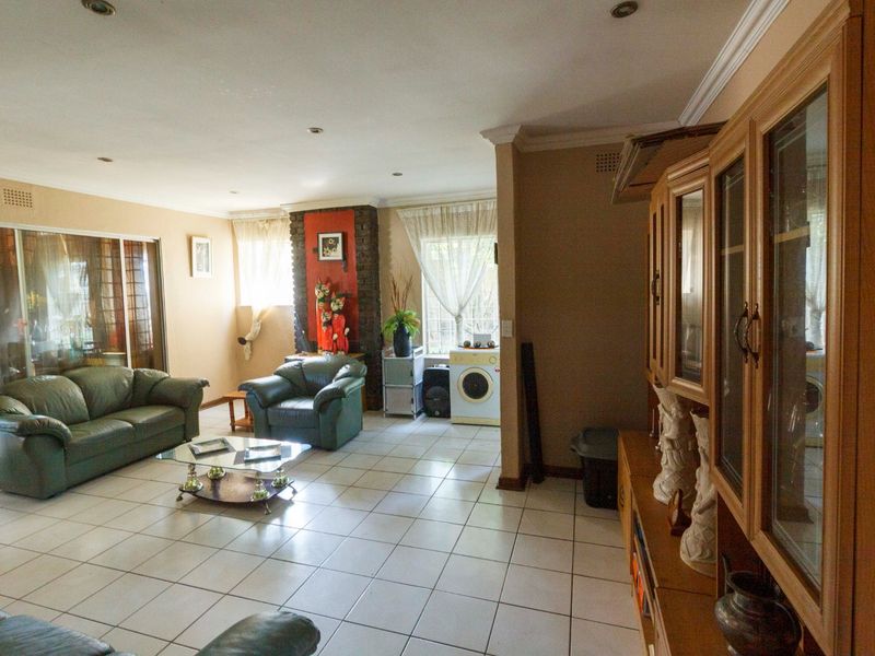 Spacious Corner Family Home with Flatlet at 5 Valley Road, Mindalore - Photo 2