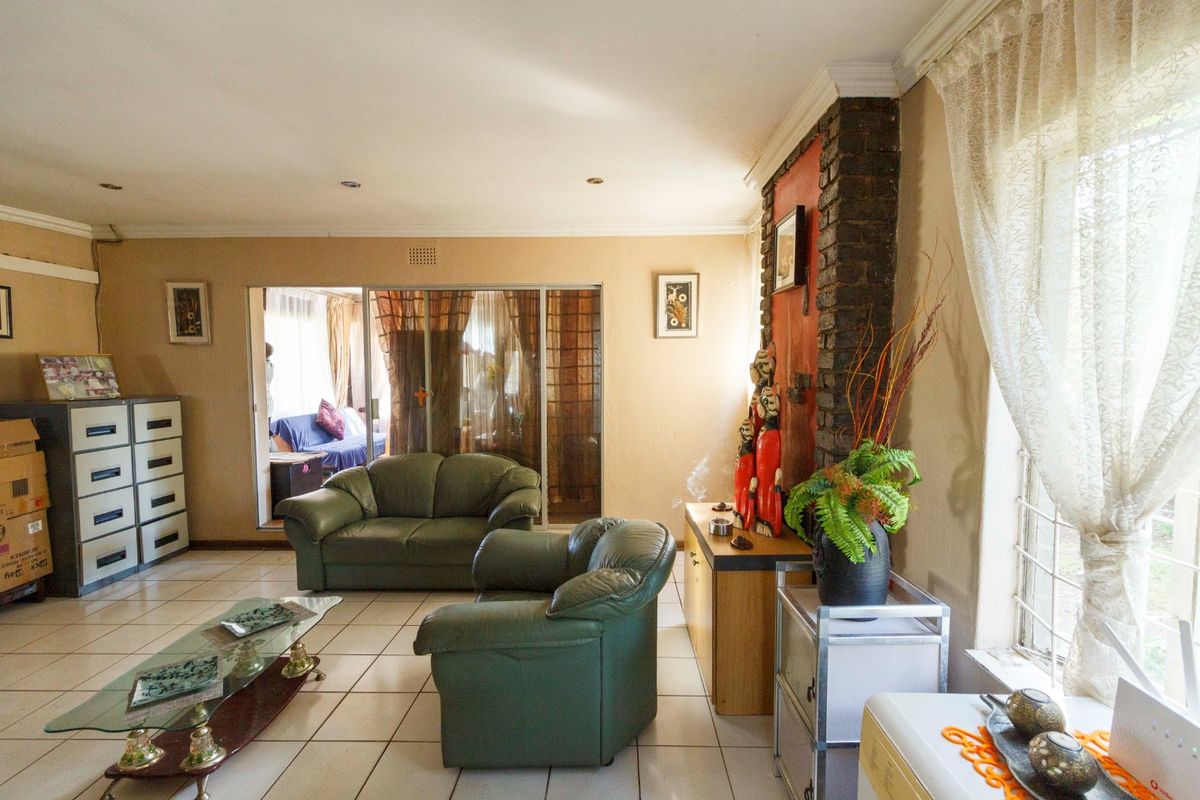 Spacious Corner Family Home with Flatlet at 5 Valley Road, Mindalore - Photo 3