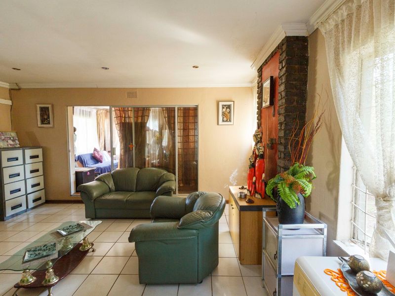 Spacious Corner Family Home with Flatlet at 5 Valley Road, Mindalore - Photo 3