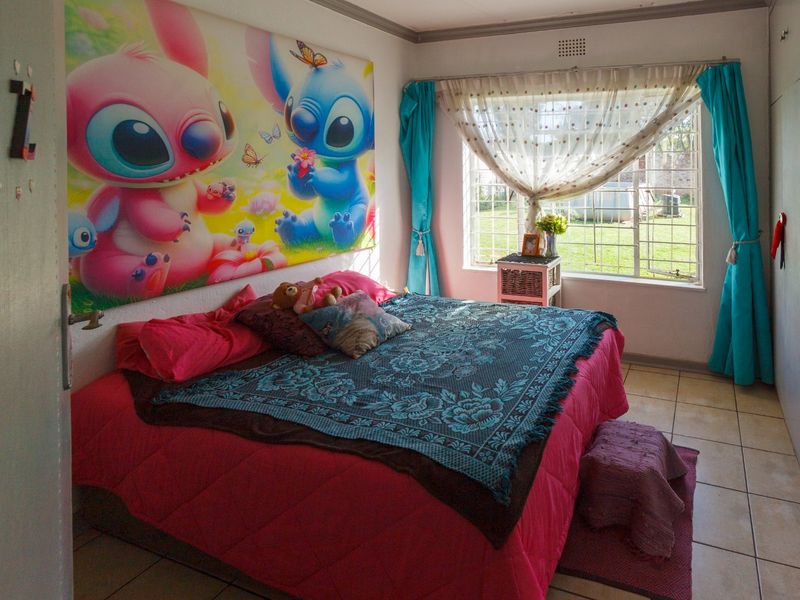 Spacious Corner Family Home with Flatlet at 5 Valley Road, Mindalore - Photo 10