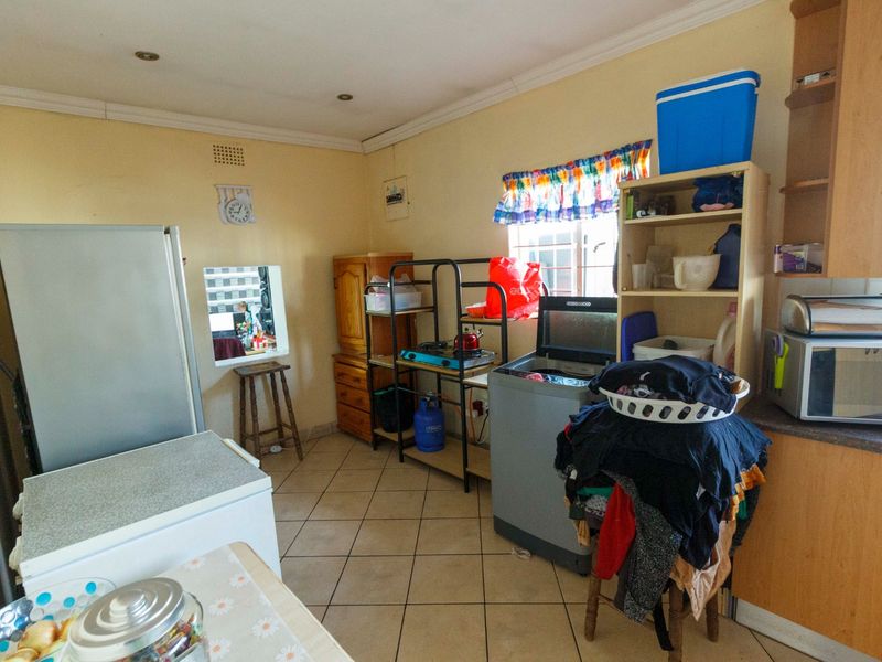 Spacious Corner Family Home with Flatlet at 5 Valley Road, Mindalore - Photo 7