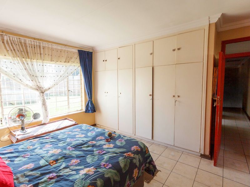 Spacious Corner Family Home with Flatlet at 5 Valley Road, Mindalore - Photo 9