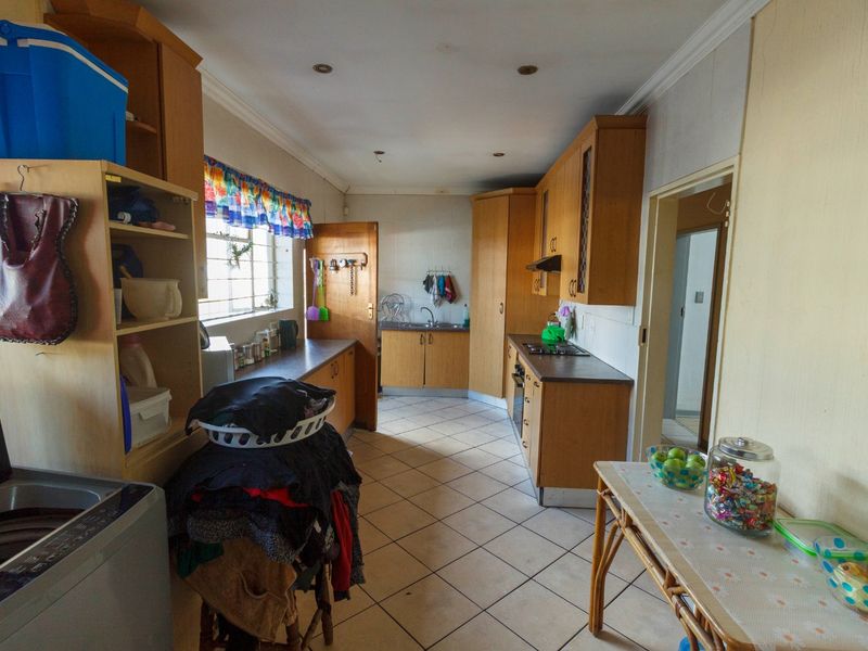 Spacious Corner Family Home with Flatlet at 5 Valley Road, Mindalore - Photo 6