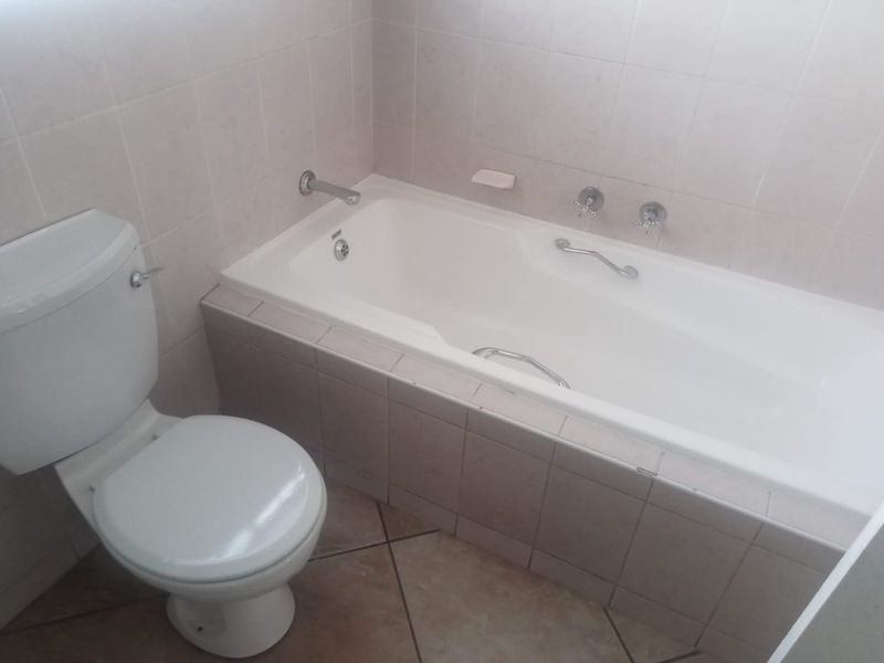 Bright 2Bed Cottage in Eastleigh Ridge - Photo 10