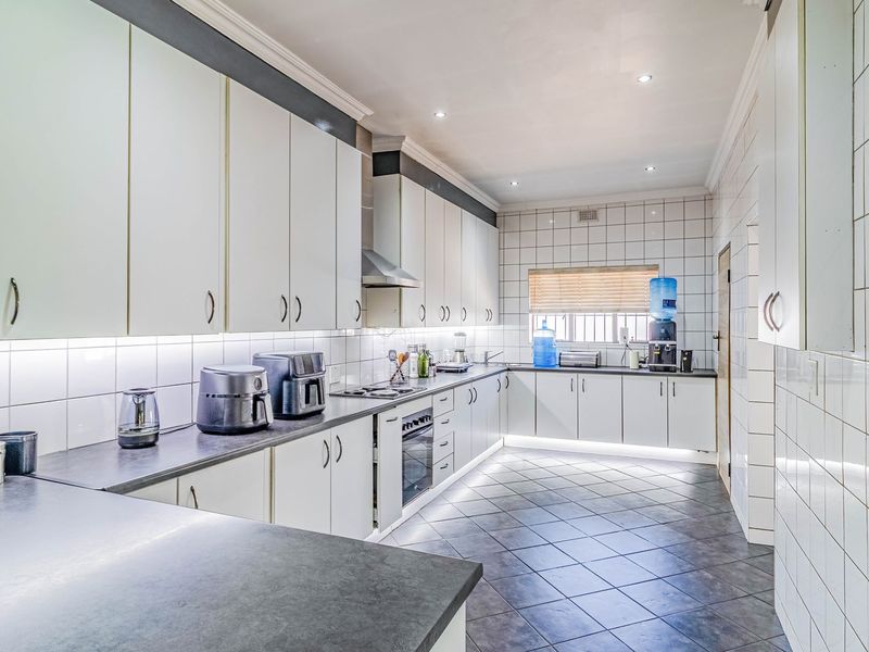 4-Bedroom Family Home in Lambton - Photo 8