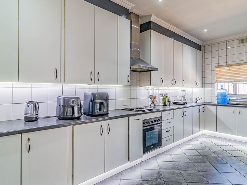 4-Bedroom Family Home in Lambton - Photo 9