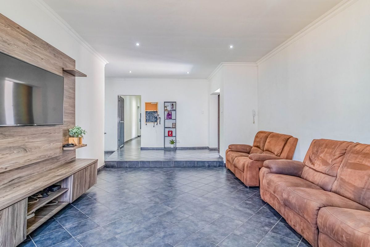 4-Bedroom Family Home in Lambton - Photo 5