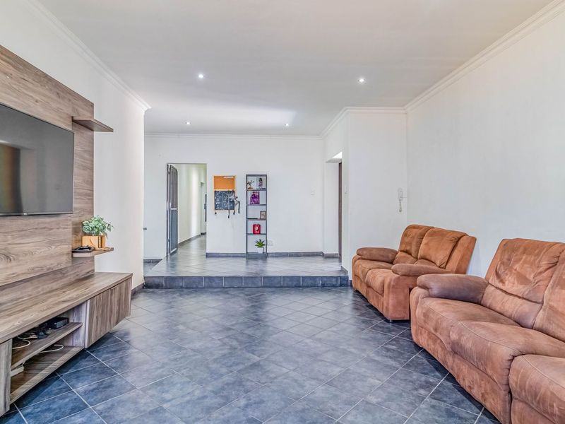 4-Bedroom Family Home in Lambton - Photo 5