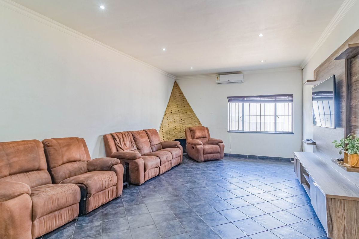 4-Bedroom Family Home in Lambton - Photo 3