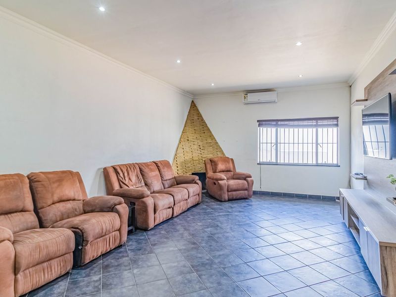 4-Bedroom Family Home in Lambton - Photo 3