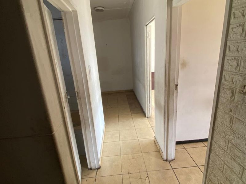 2 Bedrooms Male Sharing Apartment To Let In Glenwood, Durban - Photo 4