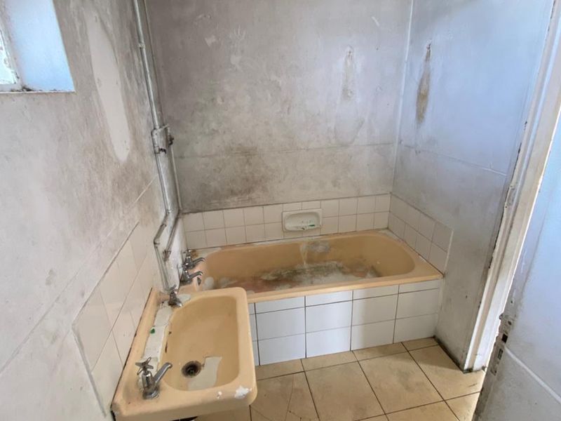 2 Bedrooms Male Sharing Apartment To Let In Glenwood, Durban - Photo 6
