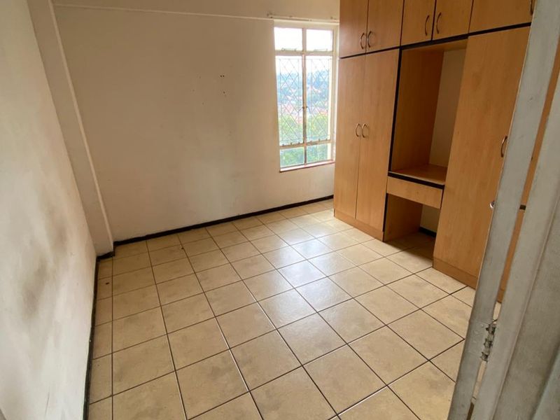 2 Bedrooms Male Sharing Apartment To Let In Glenwood, Durban - Photo 3