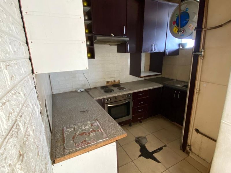 2 Bedrooms Male Sharing Apartment To Let In Glenwood, Durban - Photo 2