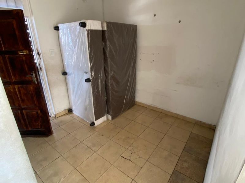 2 Bedrooms Male Sharing Apartment To Let In Glenwood, Durban - Photo 5