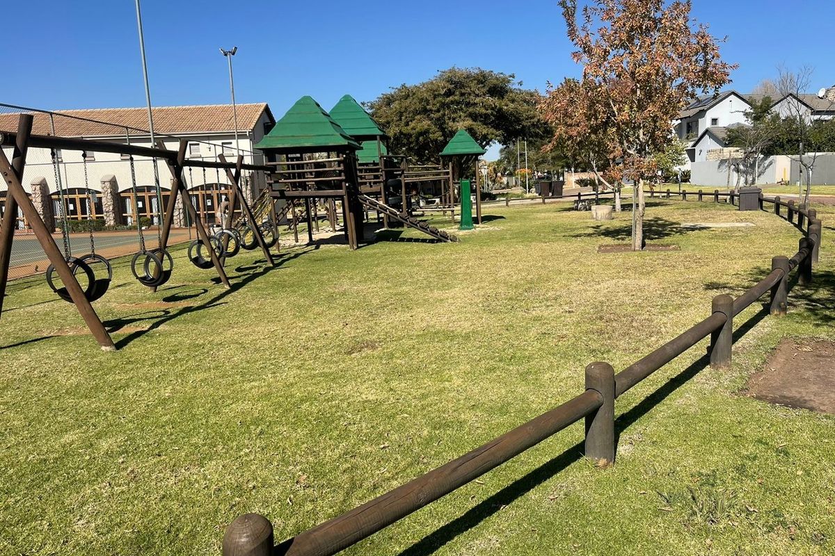 Elegant 1 Bedroom In a secure Estate  - Photo 4