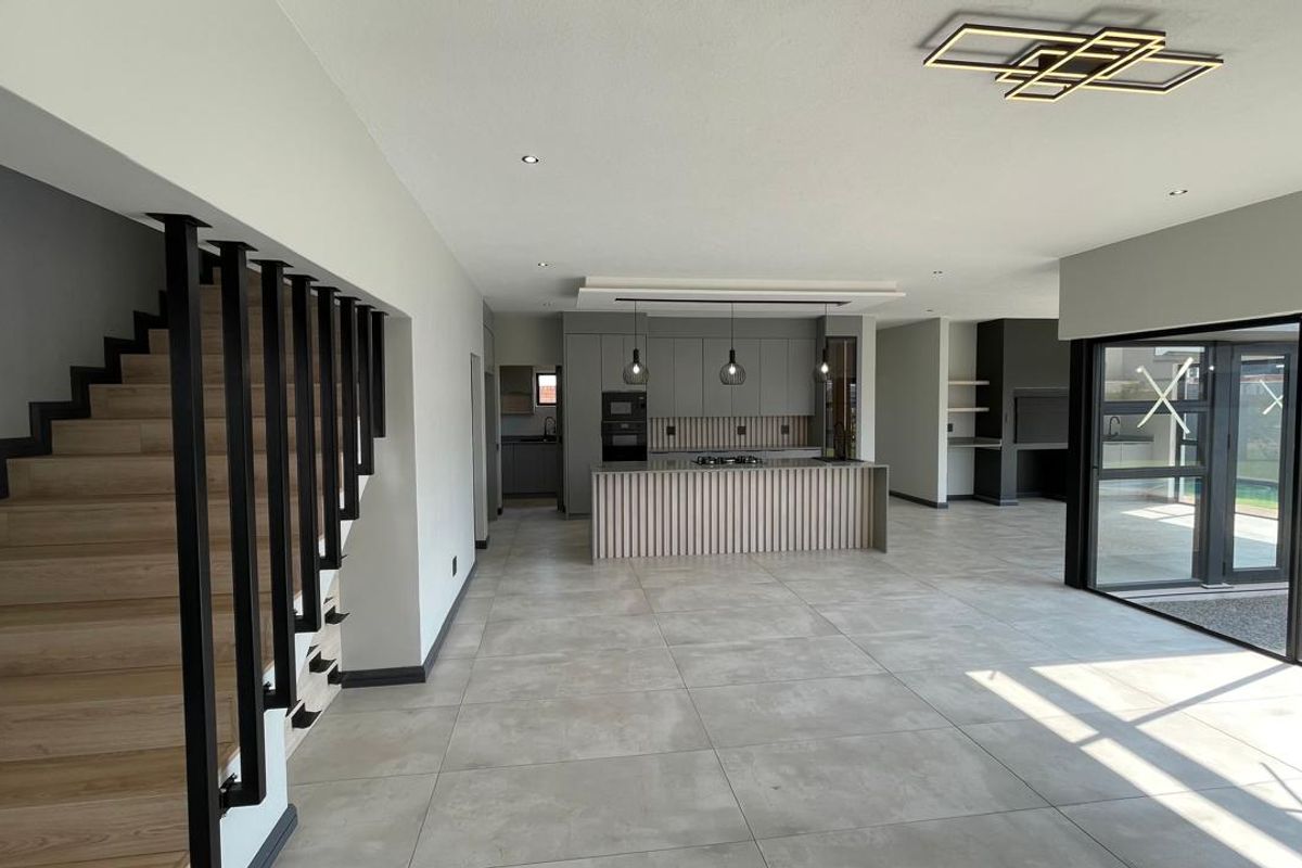 Contemporary 4 Bedroom Family Home | Covered Patio with Braai | Pool | Double Garage - Photo 3