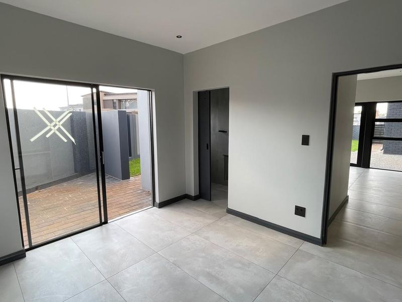 Contemporary 4 Bedroom Family Home | Covered Patio with Braai | Pool | Double Garage - Photo 6