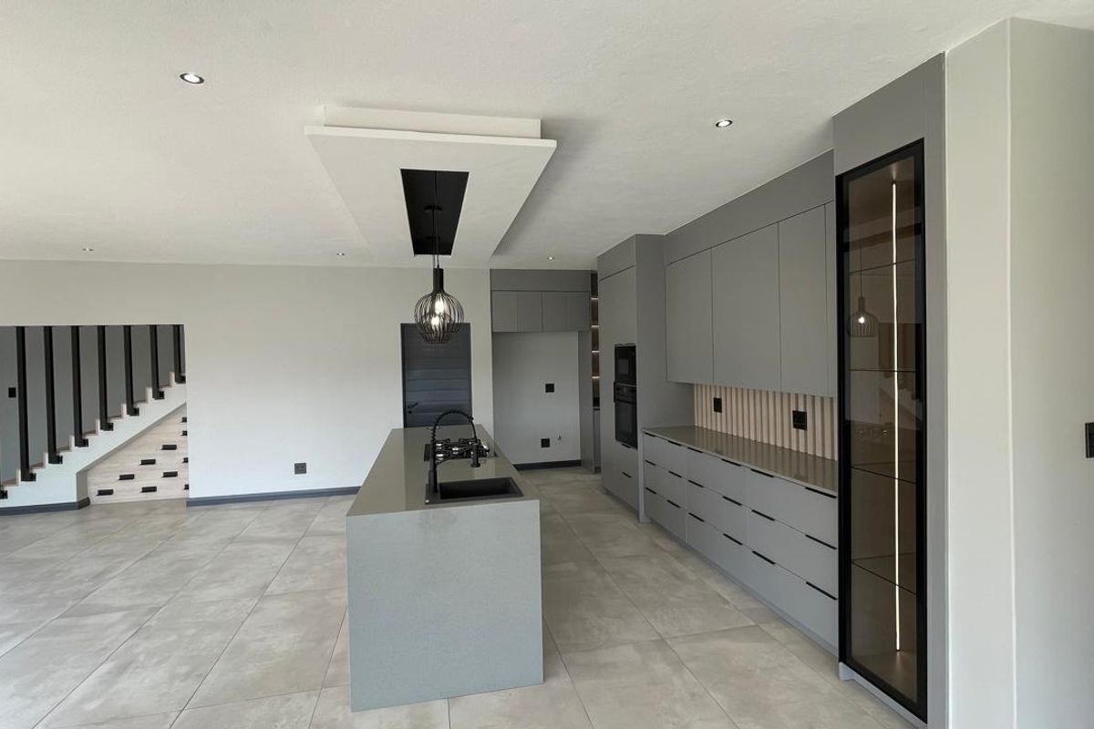 Contemporary 4 Bedroom Family Home | Covered Patio with Braai | Pool | Double Garage - Photo 4