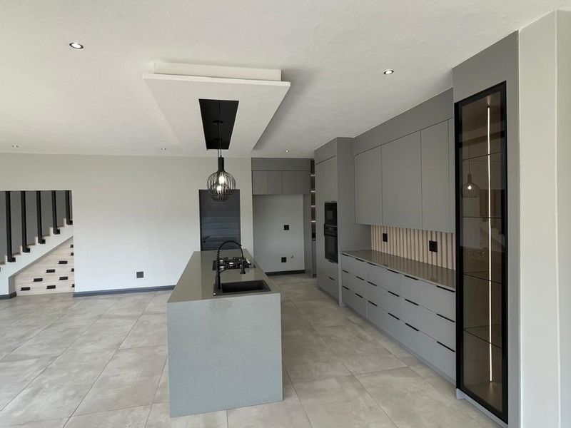 Contemporary 4 Bedroom Family Home | Covered Patio with Braai | Pool | Double Garage - Photo 4