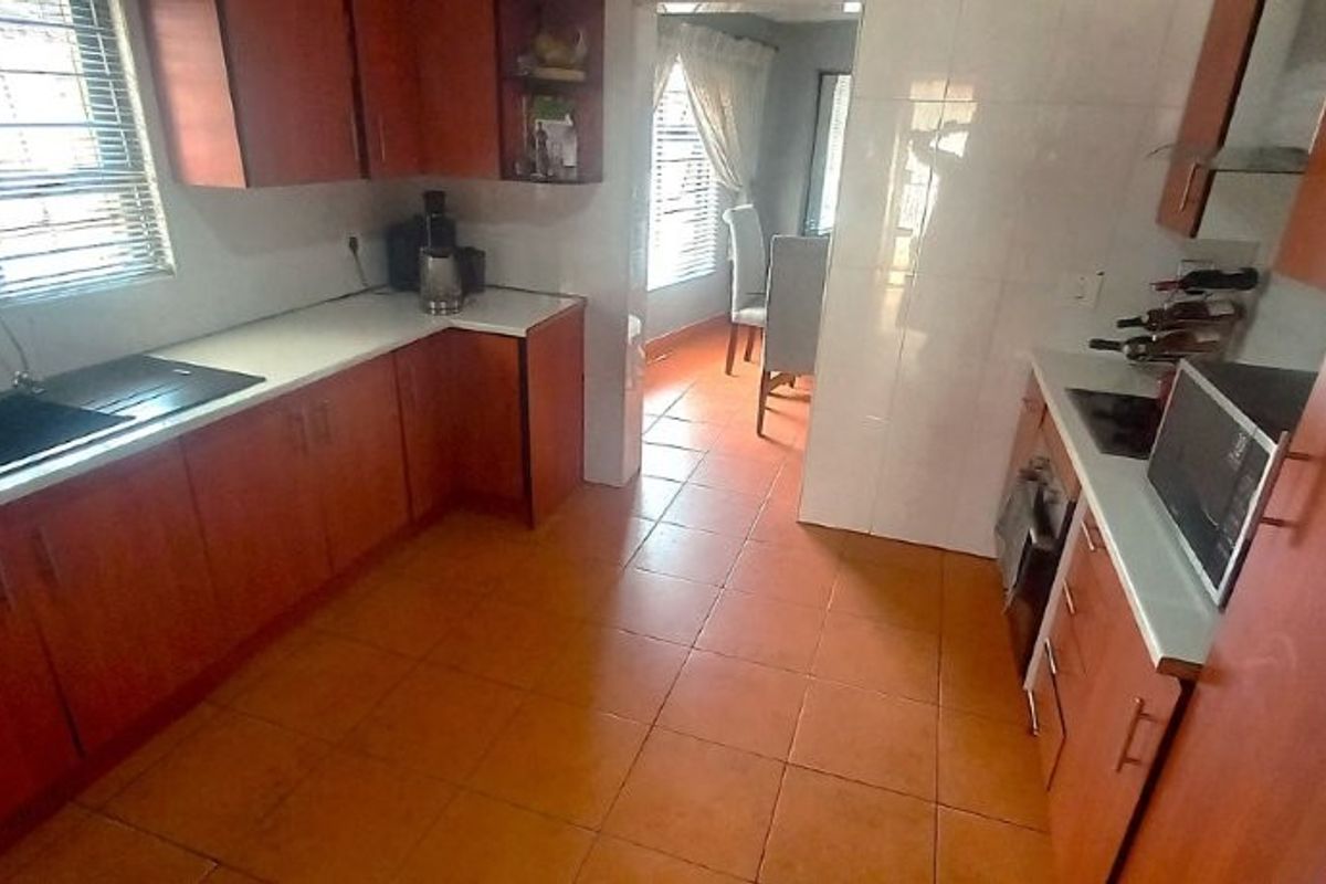 Stunning 4-Bedroom Family Home with 2-bedroom Cottage in Lenasia - Photo 3